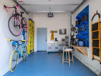 Clever hanging storage solutions make sure the garage stays neat and organized. From bikes and tools to jackets and ladders, you can keep everything visible and within easy reach.