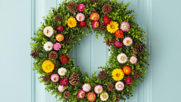 How to Decorate One Wreath for Three Seasons